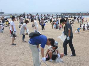 2009年須磨海岸クリーン作戦の様子