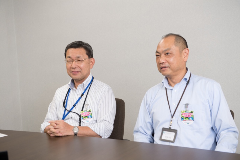 インタビュー中の川端氏(左)と尾崎氏(右)