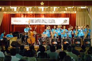 昨年開催された「第29回神戸ジャズストリート」での「ビッグバンドジャズフェスタ」の様子