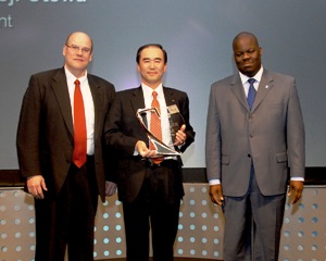 The scene of Awards ceremony（Center of the picture：Ryoji Otowa, President of FUJITSU TEN OF AMERICA）

